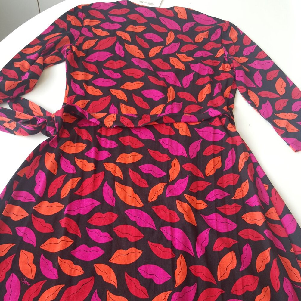 Diane von Furstenberg ! Julian Lip-Print Silk Wrap Dress (M) - Picture 7 of 12